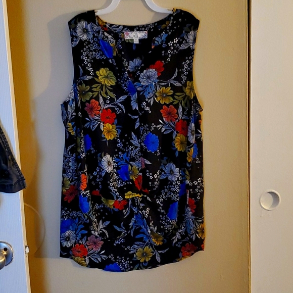 Pink Rose Tops - Pink rose brand sleeveless dressy floral shirt